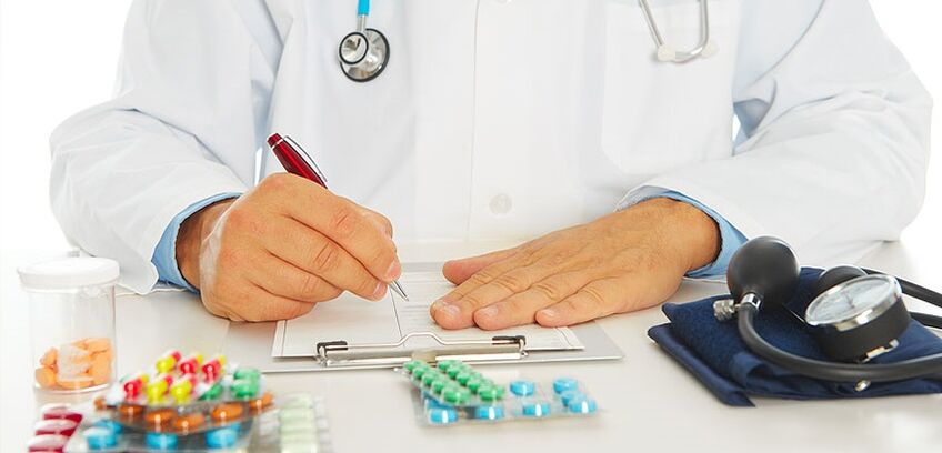 Doctor prescribes medicine for prostatitis